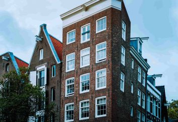 old-tilted-houses-in-amsterdam-unique-dutch-architecture-SBI-336667281 (1)
